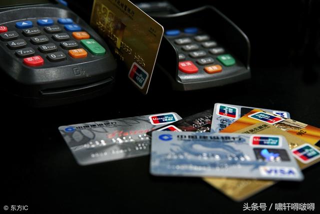 現(xiàn)在個人POS機辦理很簡單，只要提供身份證，信用卡就能馬上辦理，然后自行下載APP軟件，注冊實名認證后就能刷卡收款，非常方便。